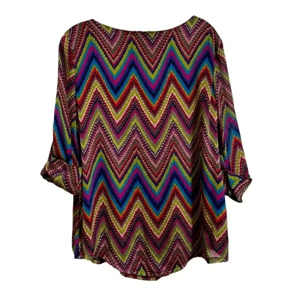 New Directions size PXL is a vibrant, chevron-patterned  top - Picture 2 of 3